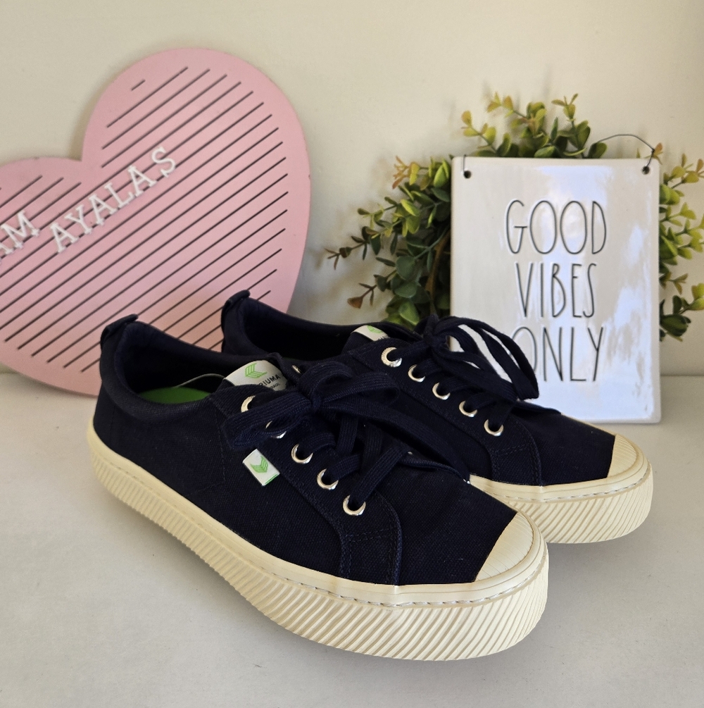 Cariuma Navy Canvas Low-Top Sneakers with Cream Sole Size 8 US Women's Navy Blue